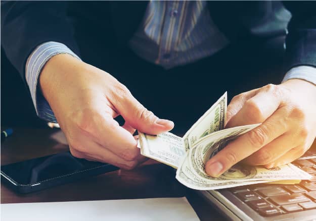 Conteo de billetes de dólar en Casa de Cambio Teledolar