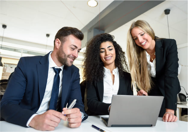 Equipo de una entidad financiera trabajando con la plataforma Teledolar