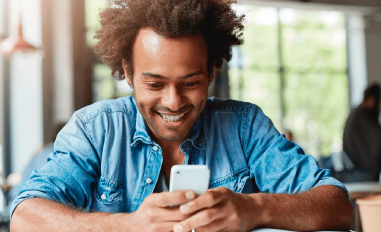 Persona realizando una remesa internacional desde su celular